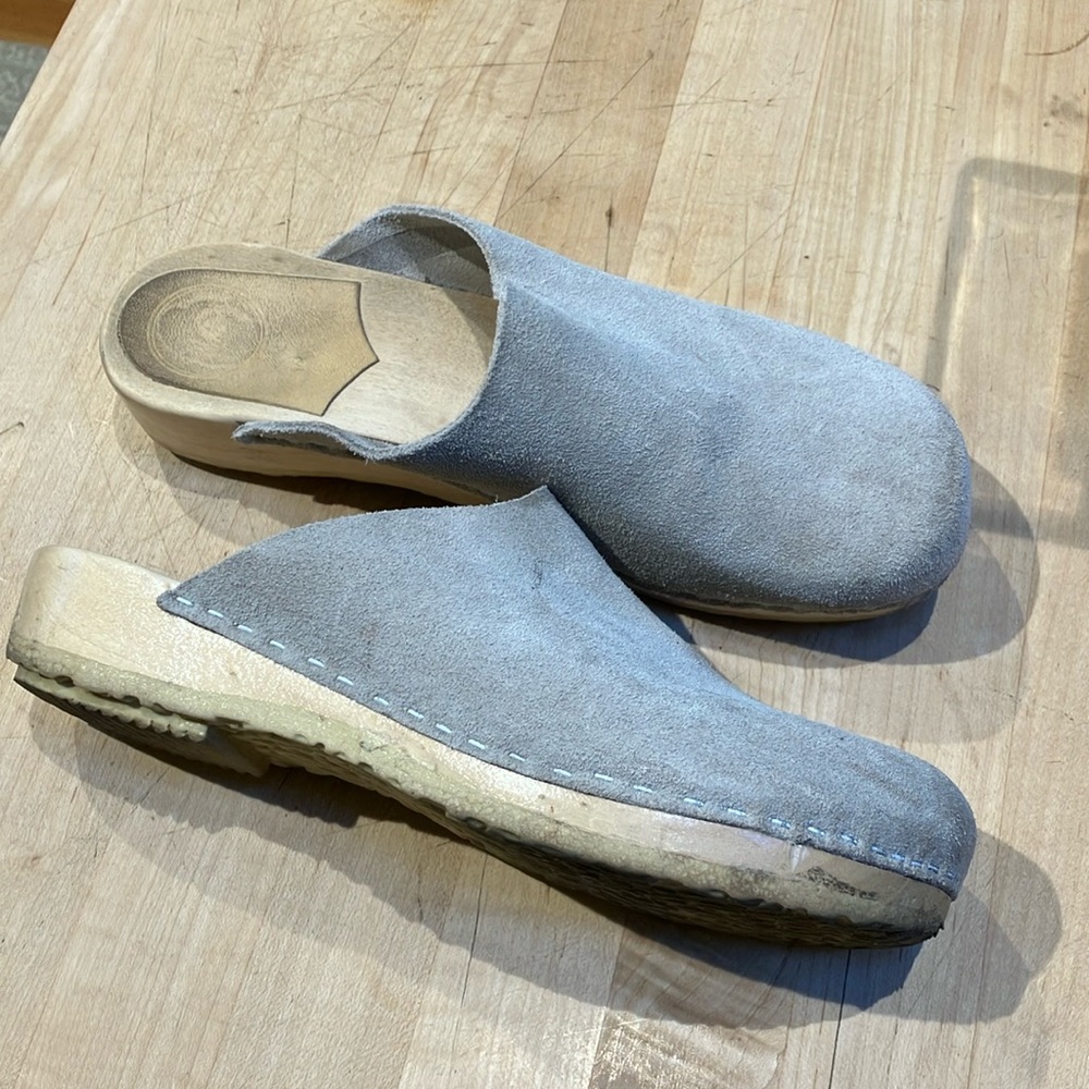 No 6 Contour Clog on Flat Base in Chalk Suede